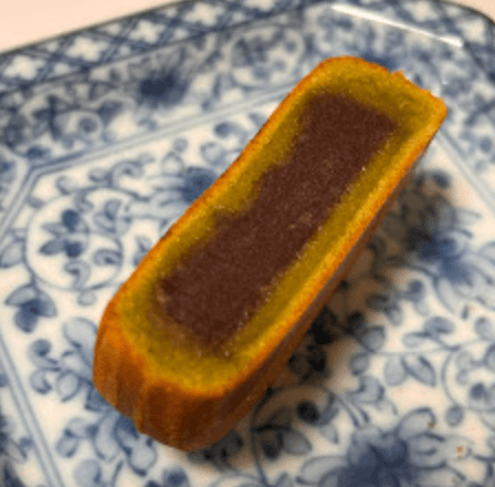 茶づつみの断面。抹茶生地とこし餡の層