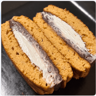 バタどら虎嘯の断面。生地とあんこ、バタークリームの層
