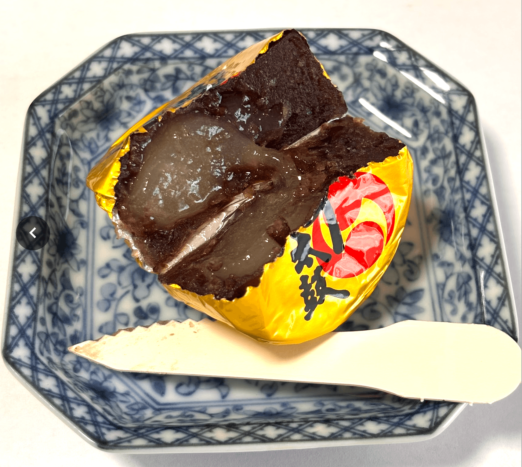 金色の包み紙ごと切り分けた誉の陣太鼓