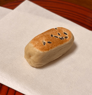 焼き色とごまが目を引く「旅まくら 栗あん」
