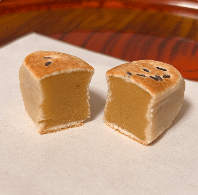 ふたつに割った「旅まくら 栗あん」の断面